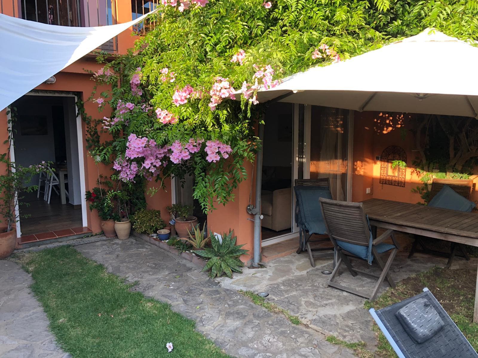 Terraza con flores y vegetación del apartamento con jardín en Tarifa