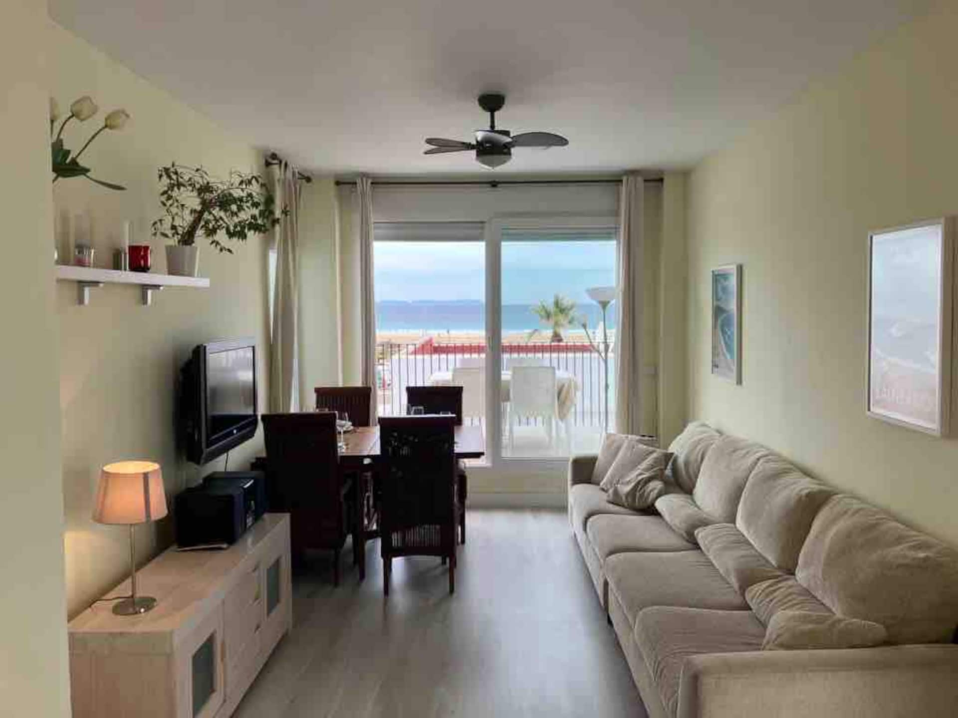 Salón del apartamento con vistas al mar