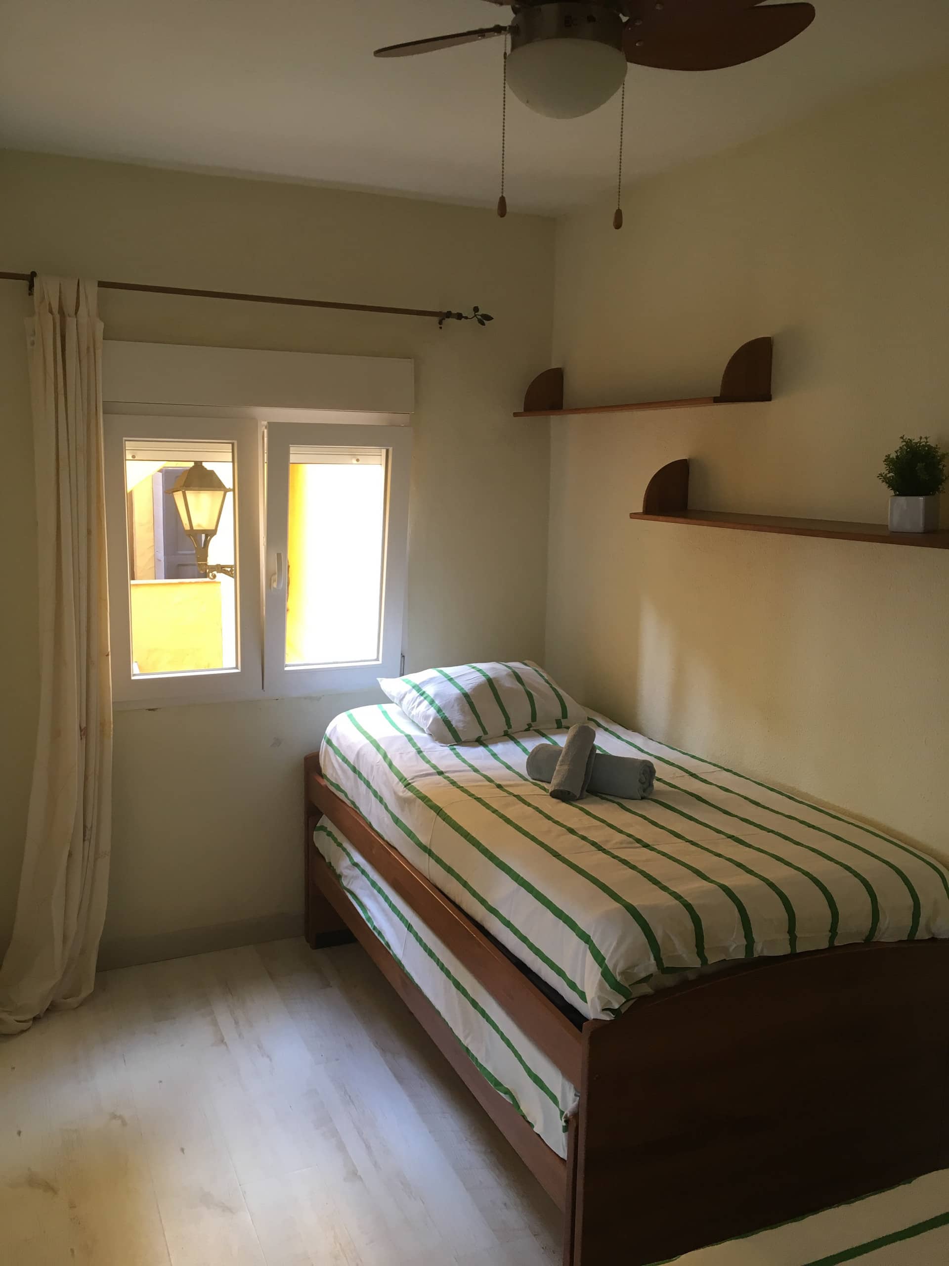 Segundo dormitorio del apartamento frente al mar