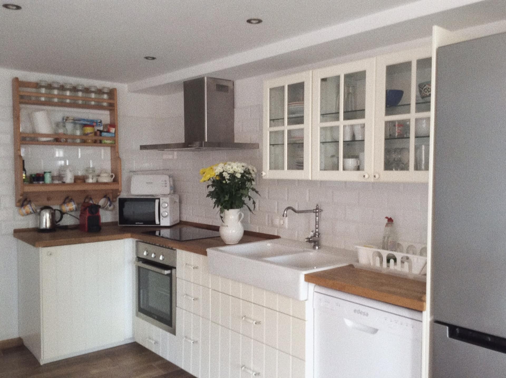 Cocina abierta del apartamento con jardín