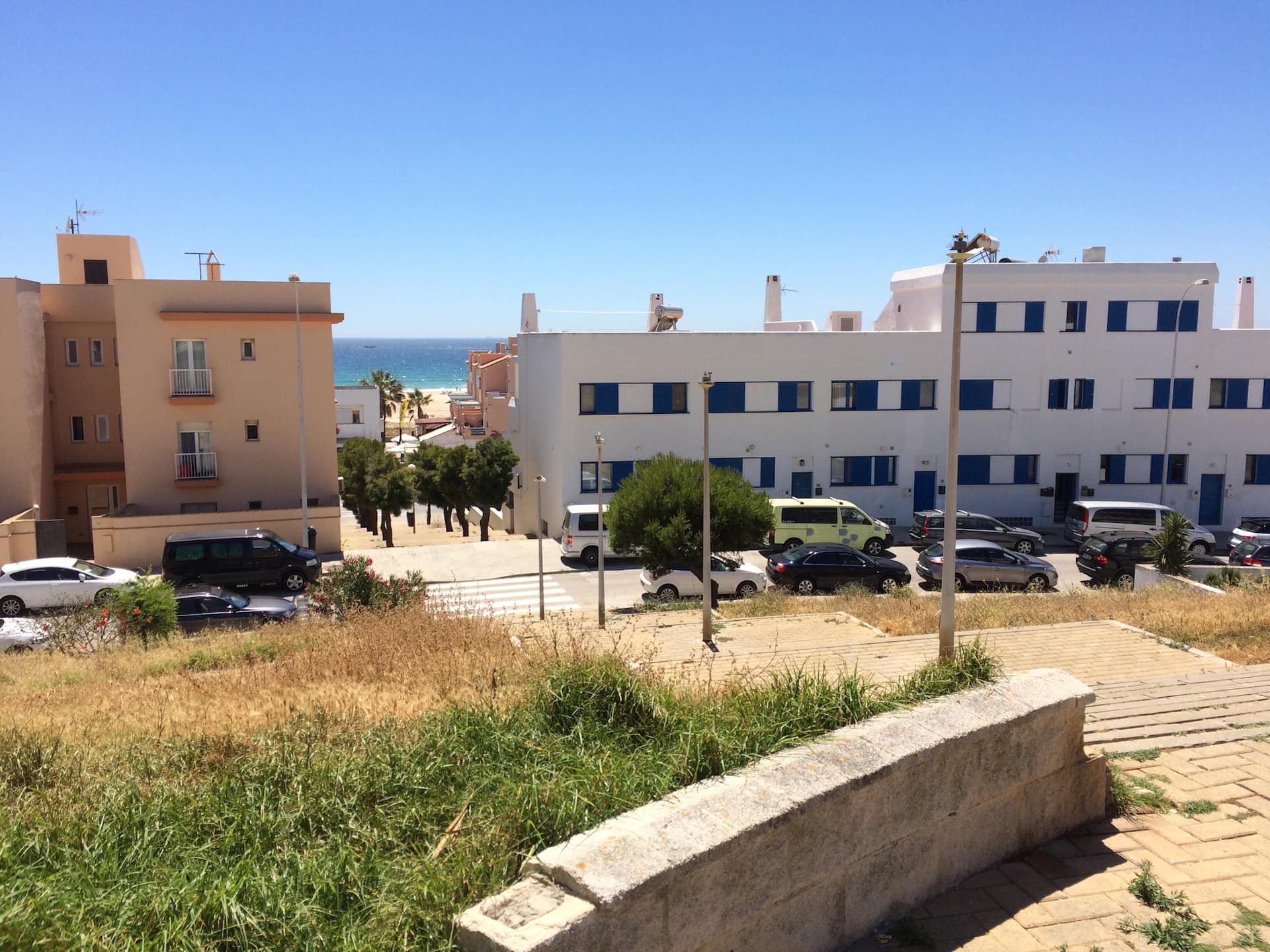 Calle del apartamento en dirección a la playa de Los Lances