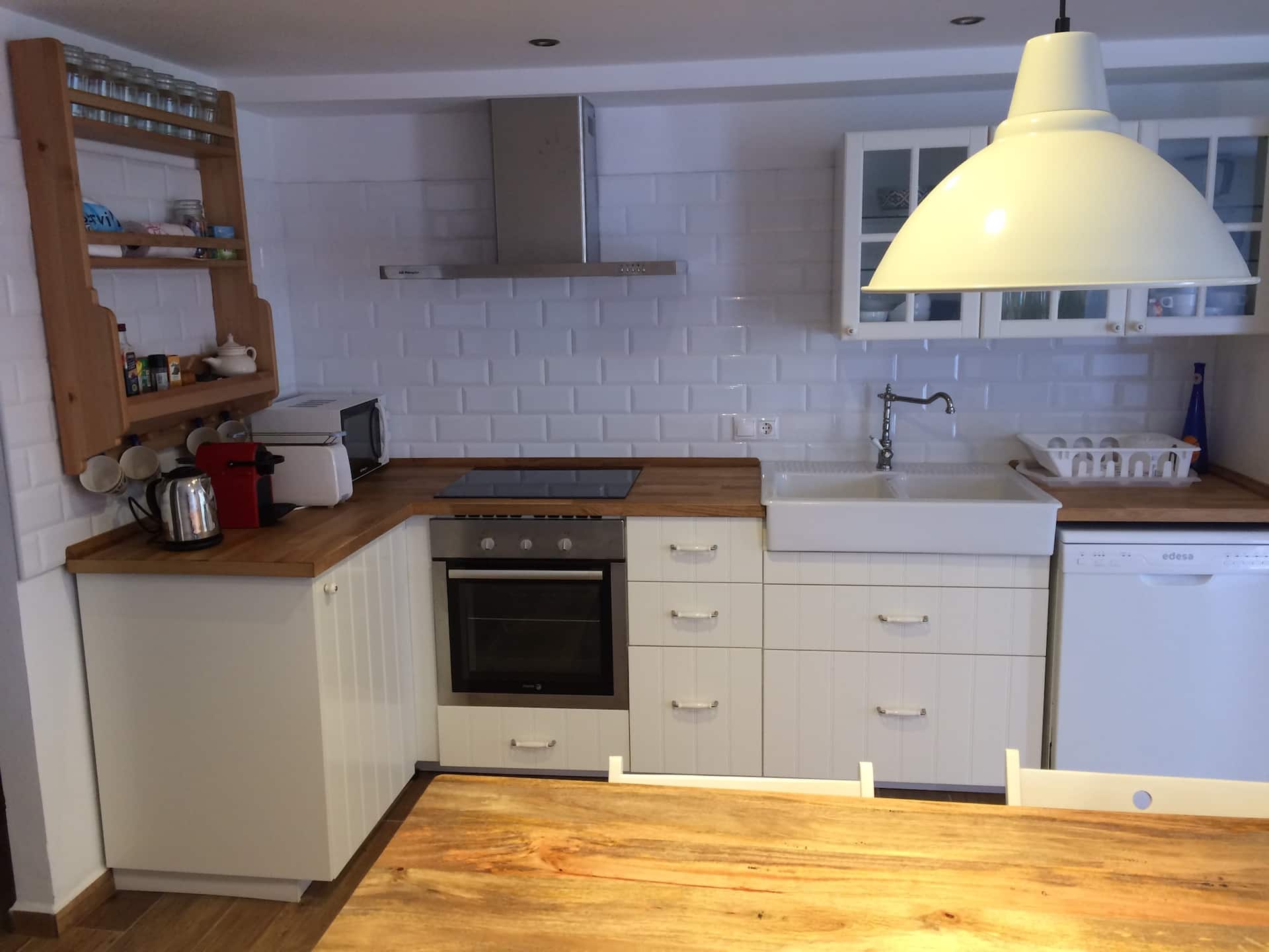 Cocina del apartamento con jardín desde otro ángulo