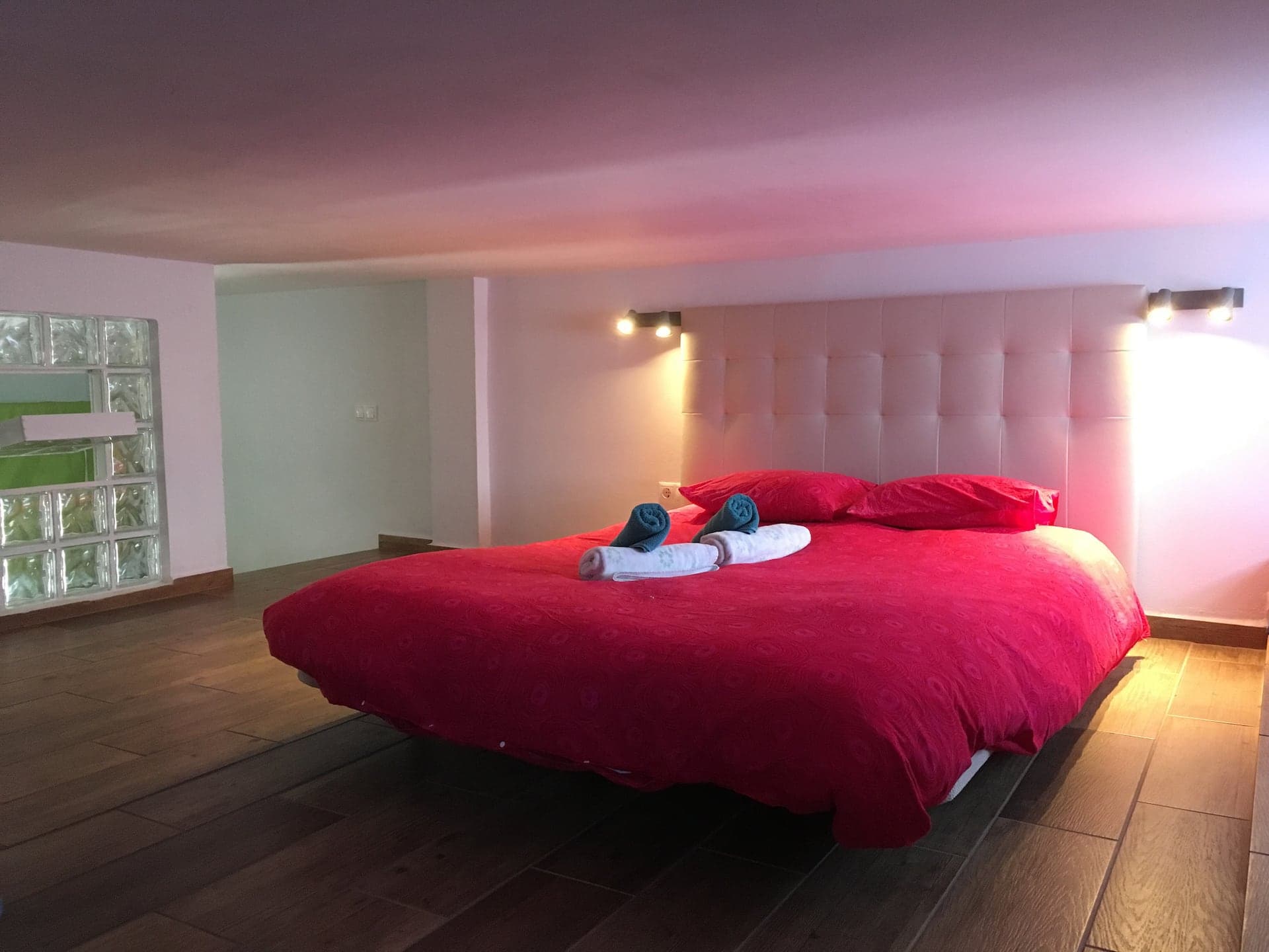 Segundo dormitorio abuhardillado del apartamento
