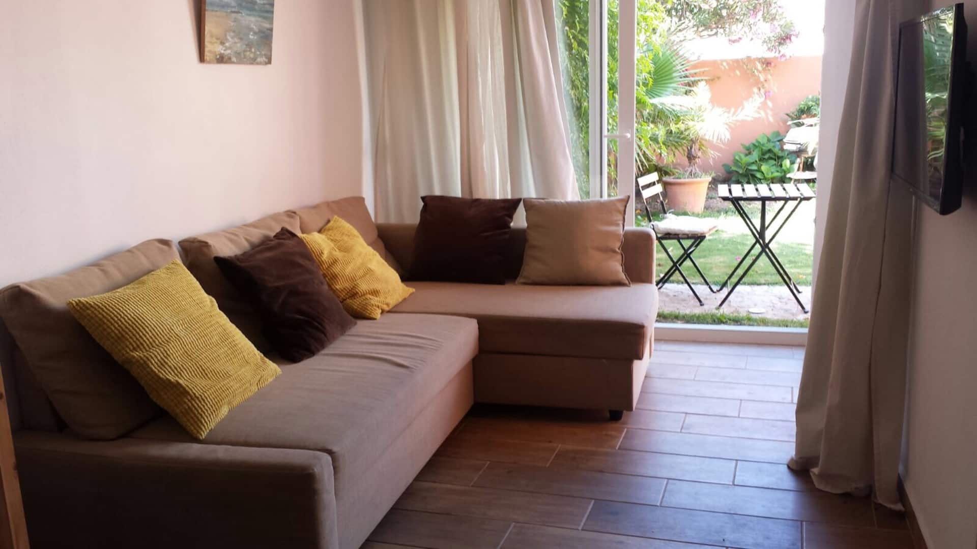 Salón del apartamento con jardín