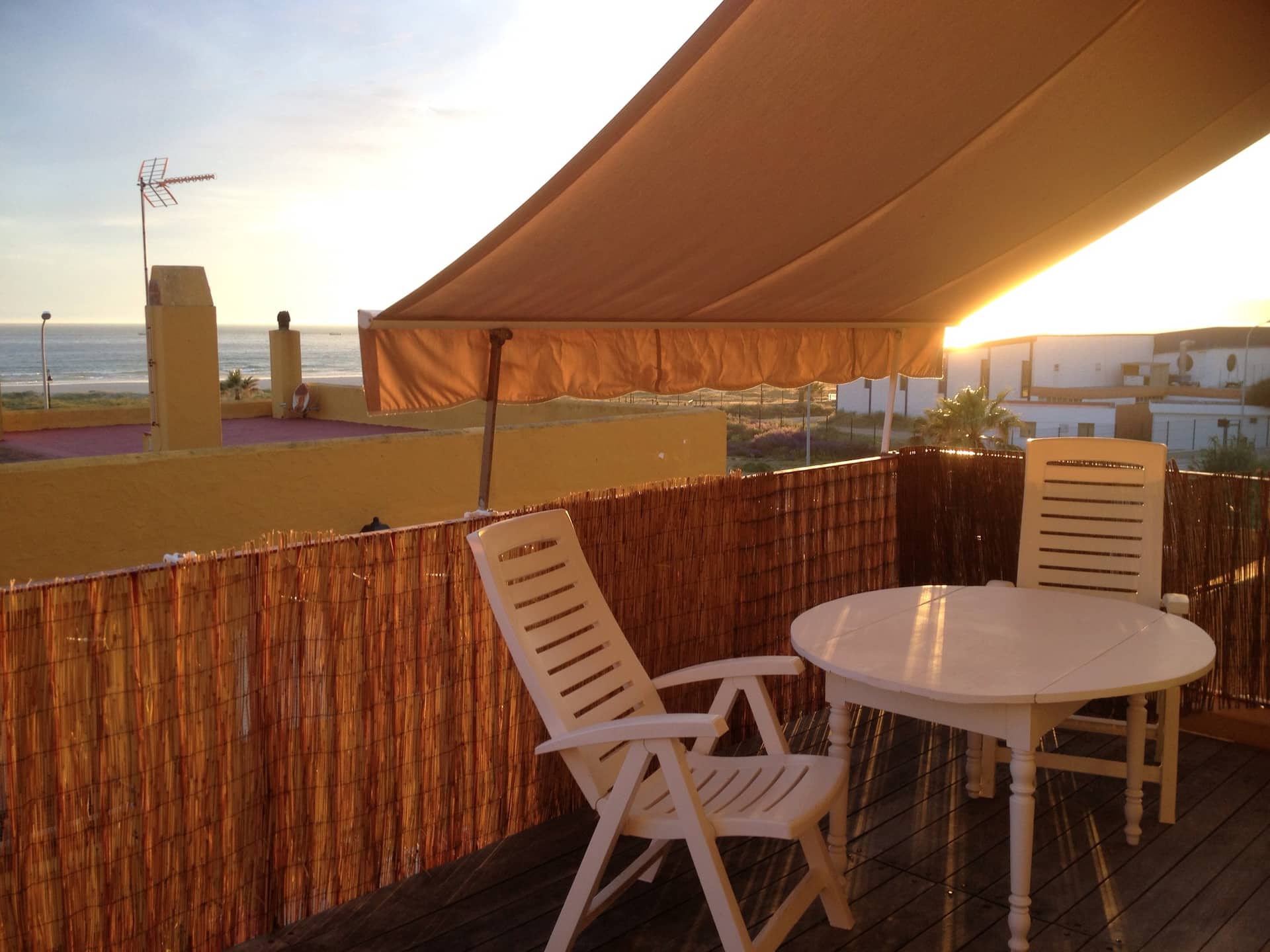 Terraza al atardecer, vistas al mar