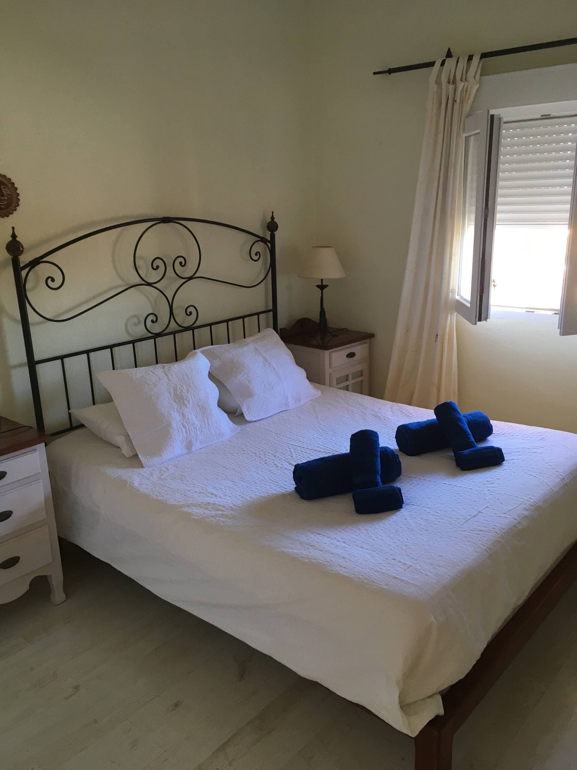 Dormitorio con vistas al mar